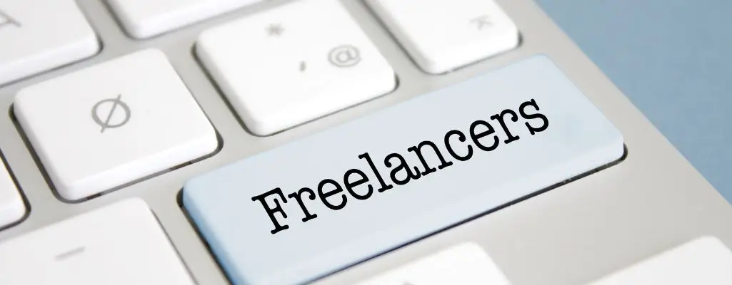 Zdjęcie w artykule freelancer ukazuje fragment klawiatury. Na jednym z klawiszy napis freelancers